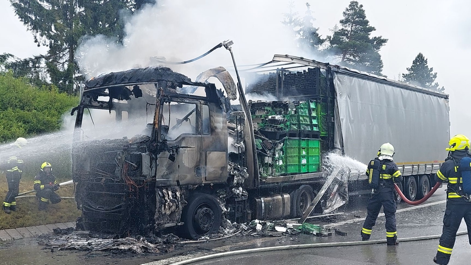 040624-Požár kamionu na brněnské dálnici D1 před 40. kilometrem ve směru do Prahy u Ostředku na Benešovsku.jpg