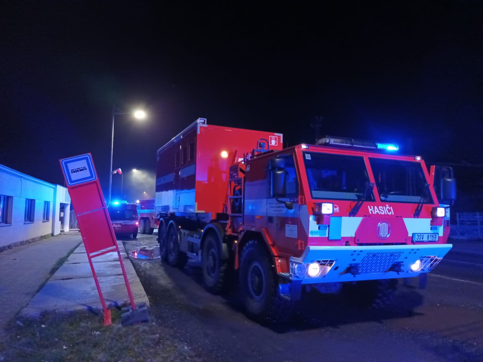 046-Požár ve firmě na zpracování dřeva v Čelákovicích.jpeg