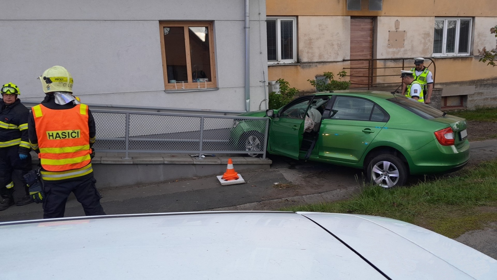 050524-Vážná nehoda se sražením čtyř osob na chodníku podél staré hradecké silnice v Kostelní Lhotě na Nymbursku.jpg