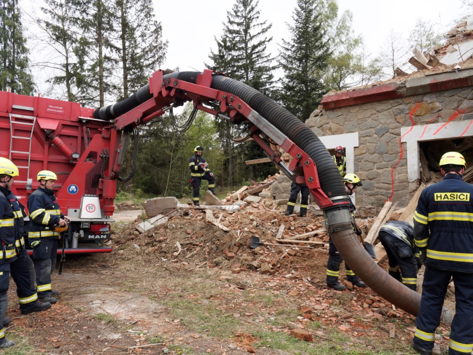 051-Cvičení složek IZS zaměřené na záchranu osob po destrukci objektu.jpg