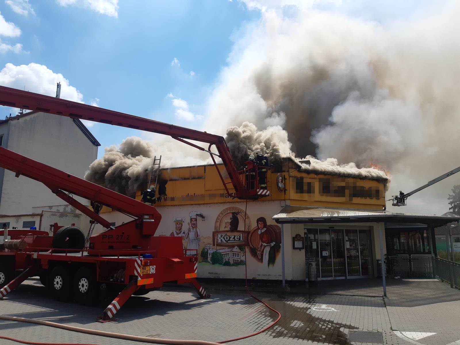 053 - Požár budovy s fotovoltaikou v Kostelci nad Labem.jpg