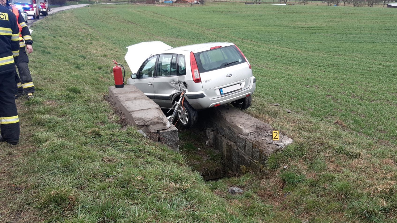 061-Havárie vozidla v lokalitě V Radeninách jižně od Březnice na Příbramsku.jpg