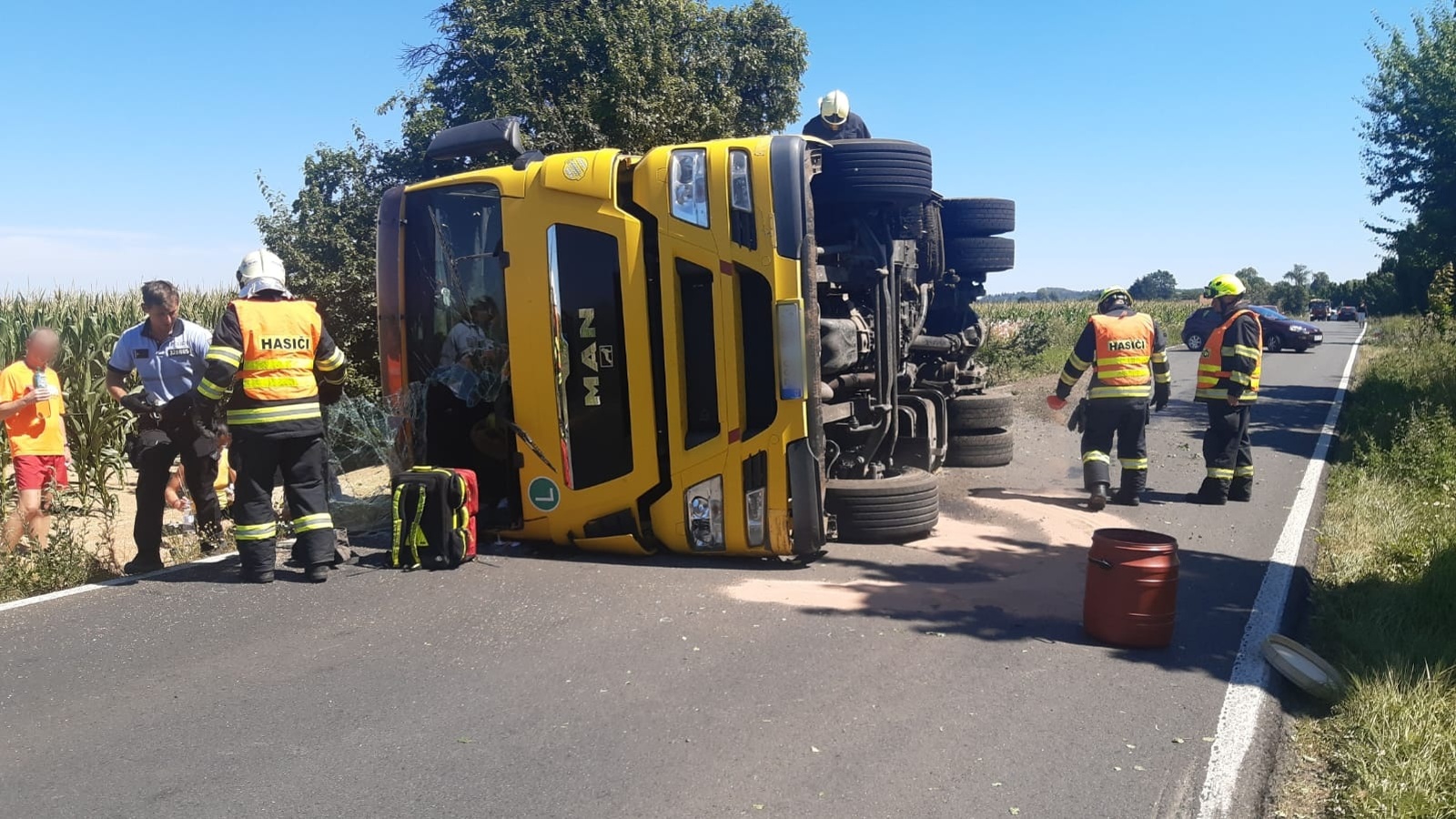 062 - převrácené auto s obilím u Sluštic srpen.jpg