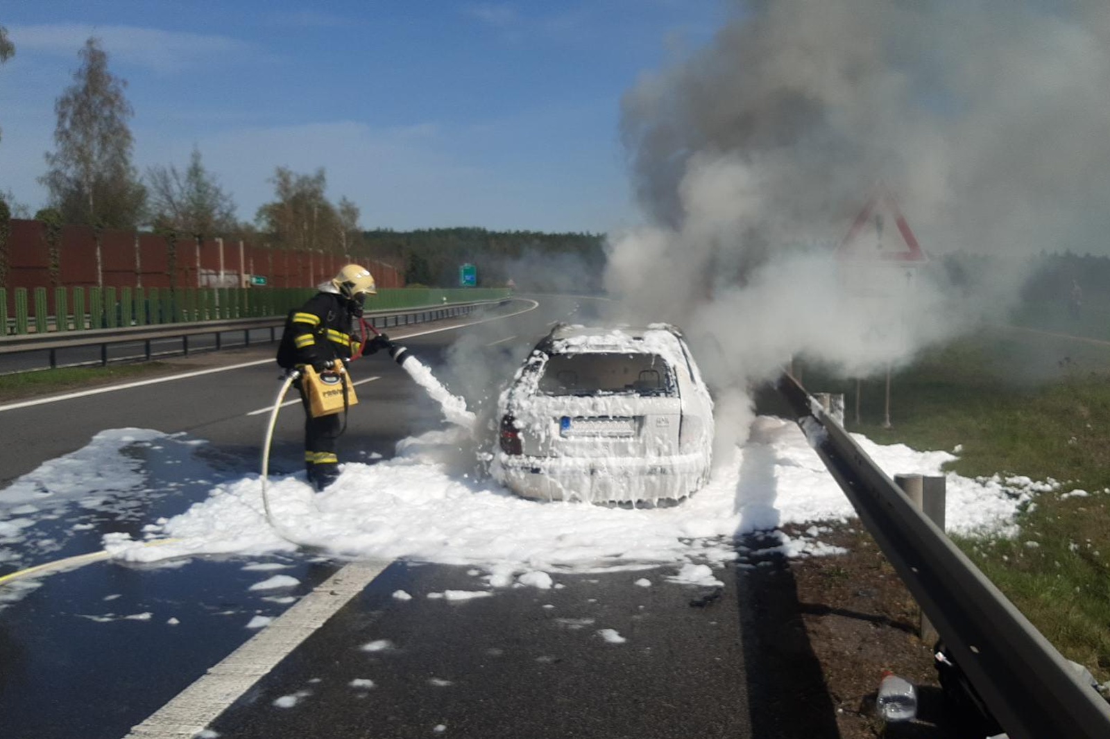 070424-Nasazení pěnotvorného zařízení na likvidaci požáru osobního auta na kilometru 25 dálnice D4 před exitem VOZNICE ve směru do Prahy.jpg