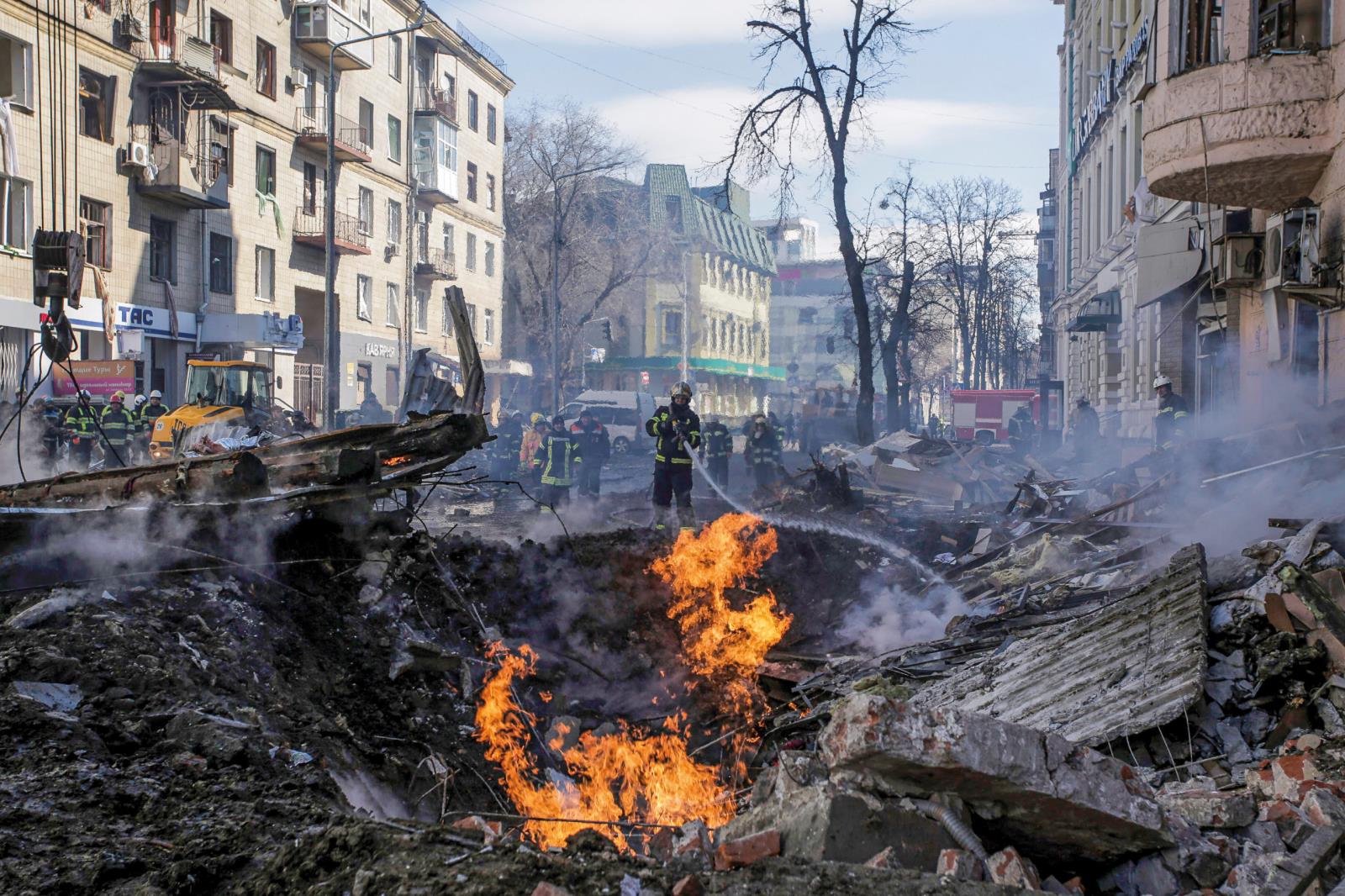 Zasahující záchranáři po ostřelování města Charkova