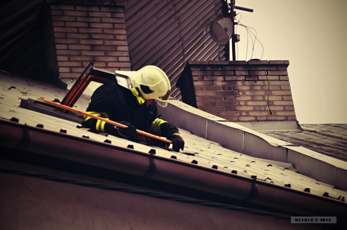 1 26-12-2013 Odstranění uvolněné střechy v Kojetíně - silný vítr (1).JPG