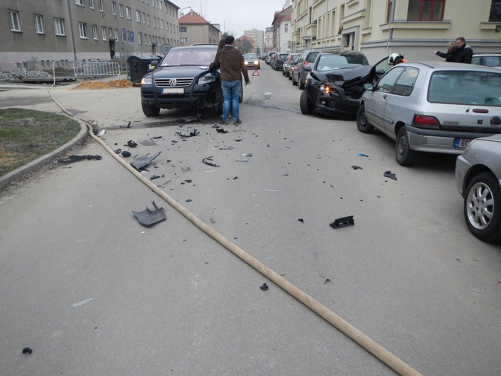 1 Dopravní nehoda 2 OA, Nerudova ul, ČB - 27. 11. 2014 (3).jpg