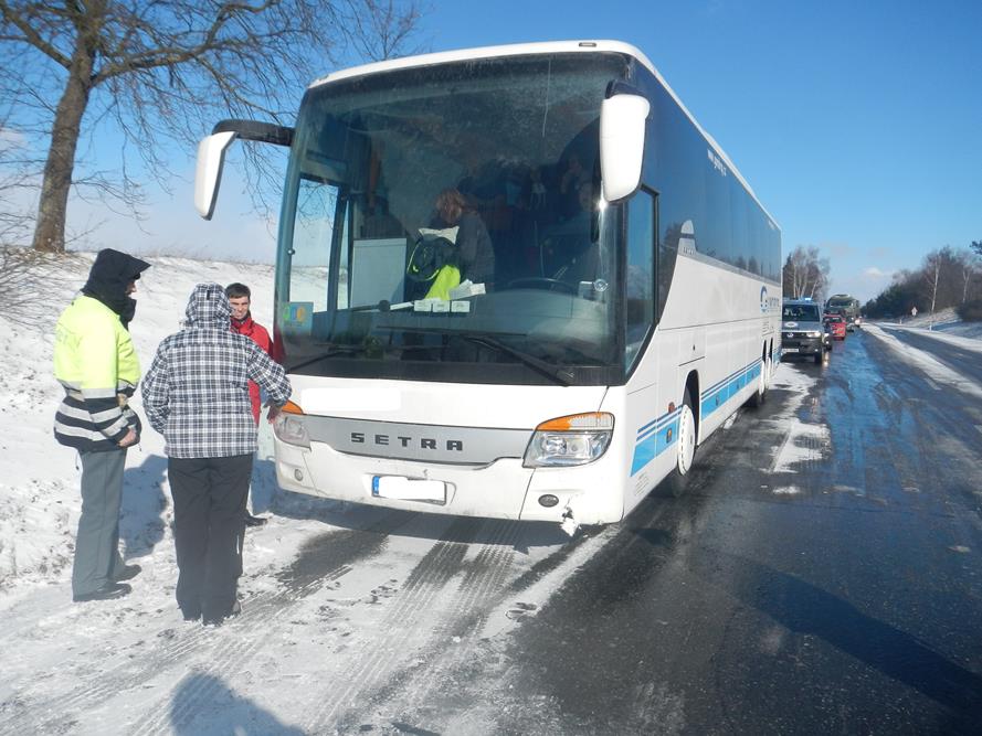 1 Dopravní nehoda 7 OA a bus, Neplachov - 8. 2. 2015 (1).JPG