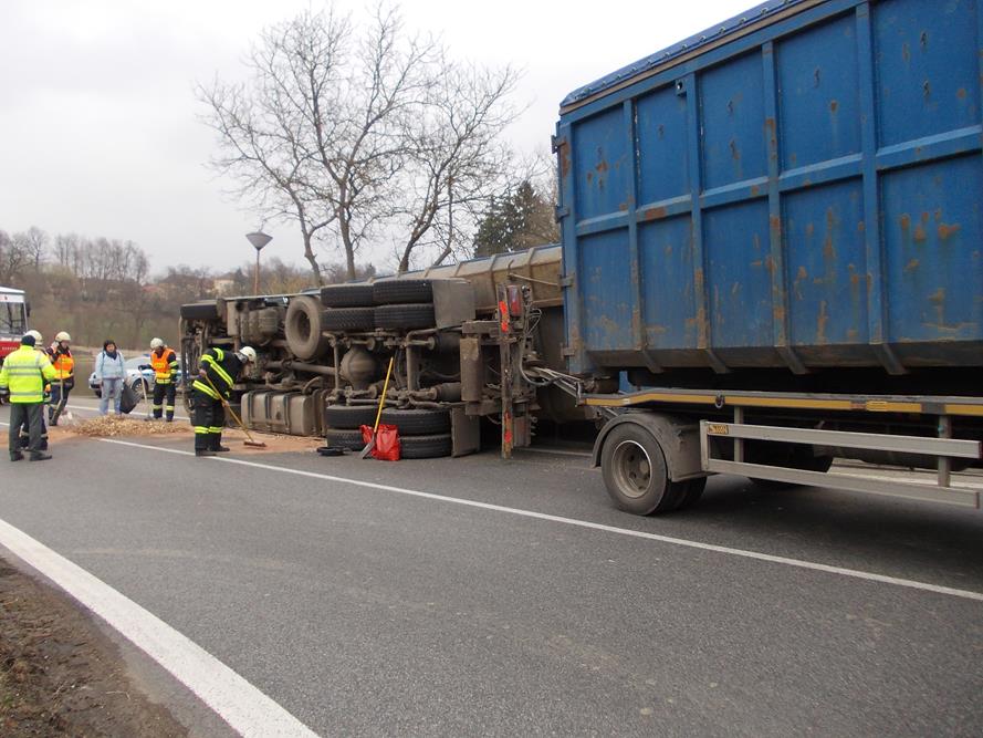 1 Dopravní nehoda NA, Chýnov - 8. 4. 2015 (4).jpg