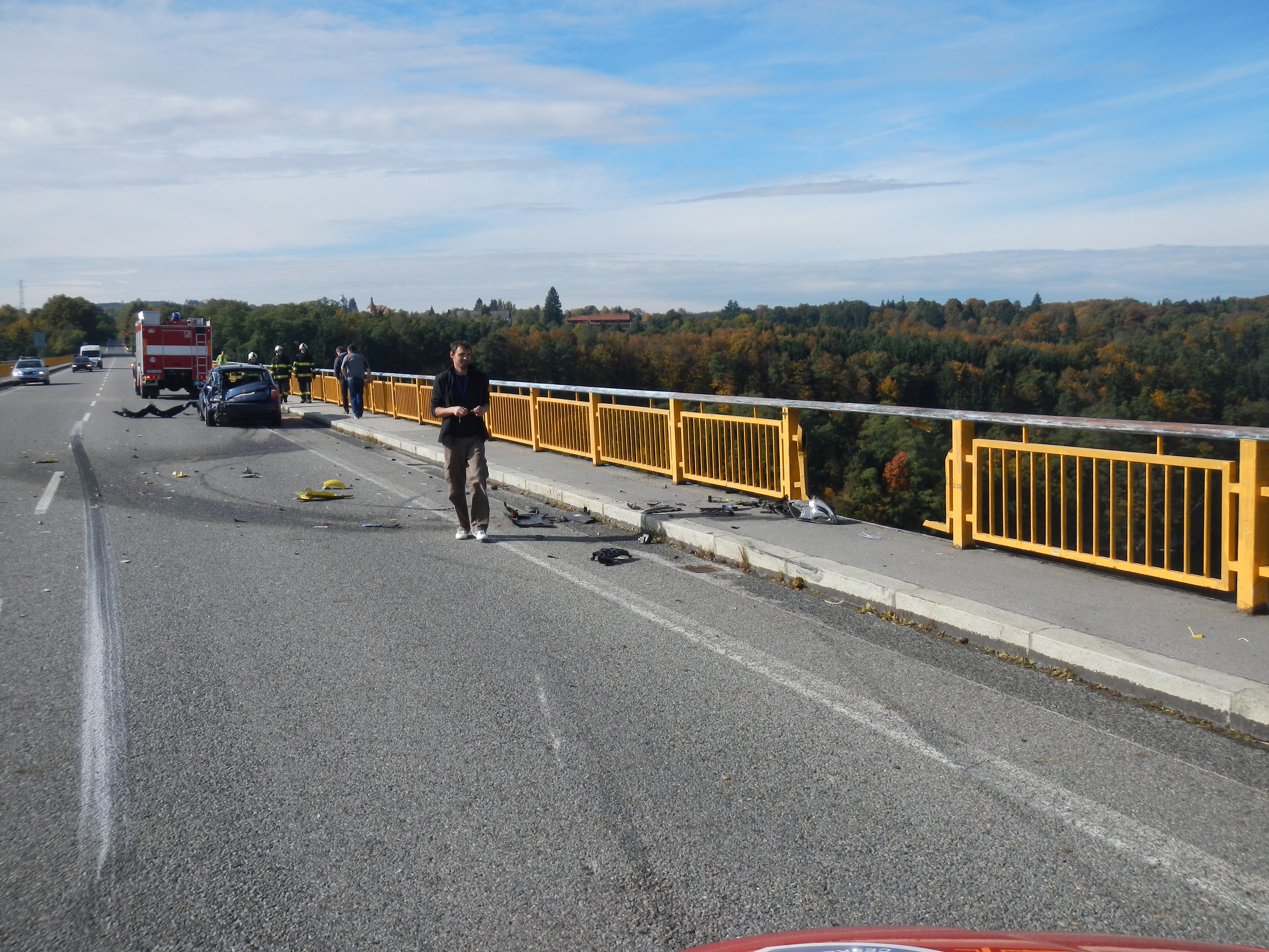 1 Dopravní nehoda NA a  OA, Žďákovský most - 14. 10. 2013 (1).JPG