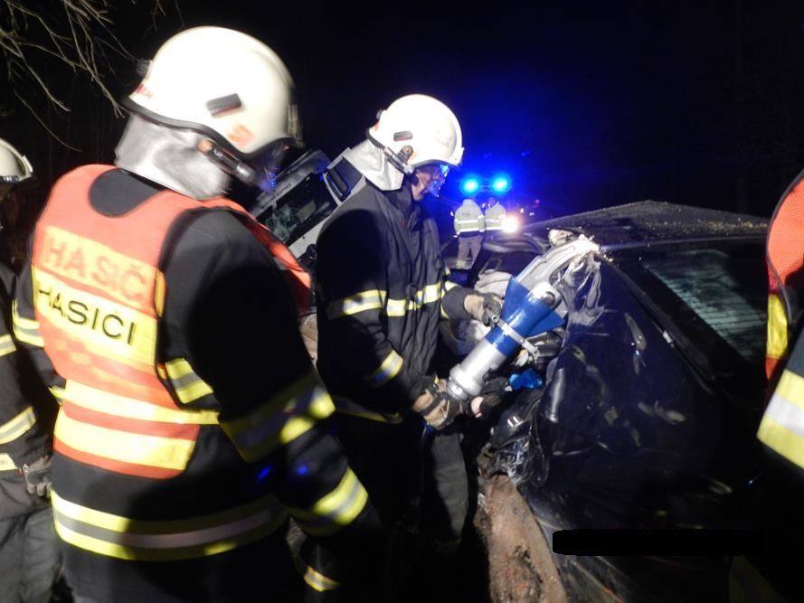 1 Dopravní nehoda OA a NA, Zárybničná Lhota - 5. 3. 2015 (1).jpg