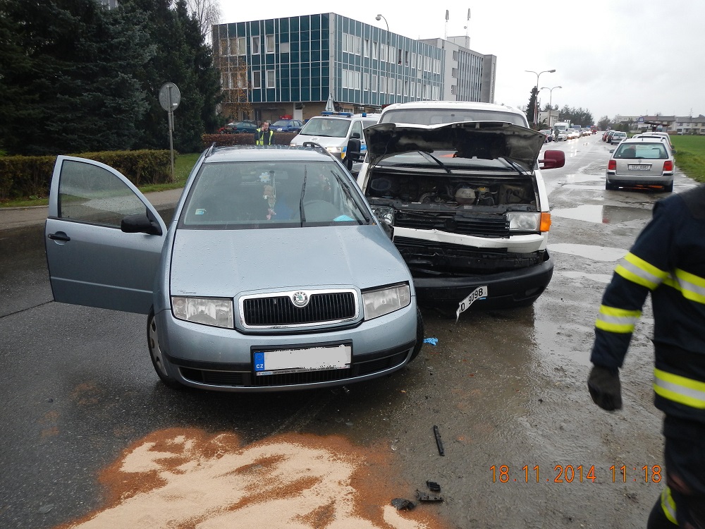 1 Dopravní nehoda OA a dodávky, Planá nad Lužnicí - 18. 11. 2014 (1).jpg