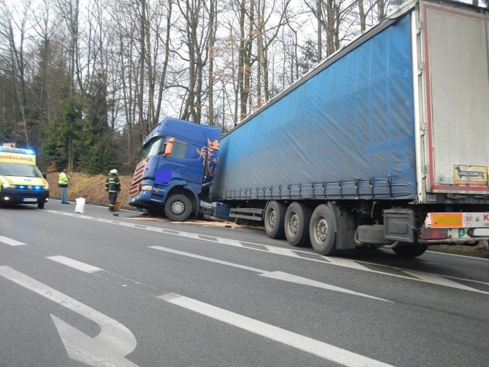 1 Dopravní nehoda OA a kamión, Na Klaudě - 18. 12. 2015 (4).jpg