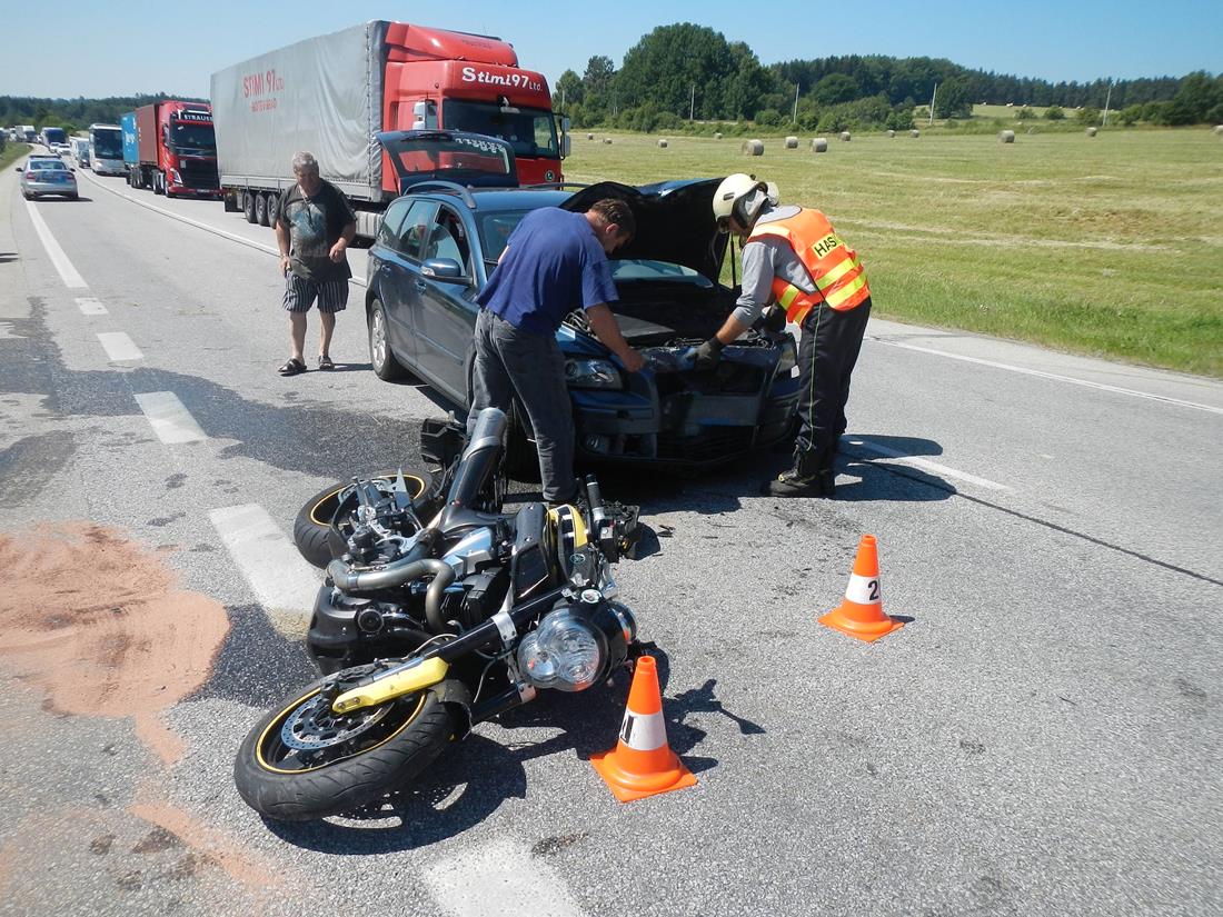 1 Dopravní nehoda OA a motorka, Suchdol - 3. 7. 2015 (2).JPG