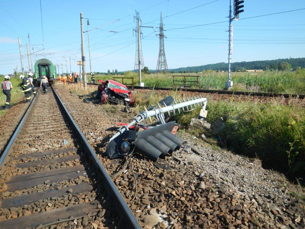 1 Dopravní nehoda OA a vlak, Hrdějovice - 7. 7. 2014 (3).jpg