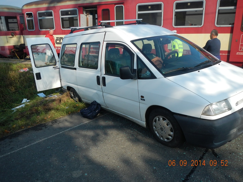 1 Dopravní nehoda OA a vlak, Tábor - Horky - 7. 9. 2014/Dopravní nehoda OA a vlak, Tábor - Horky - 6. 9. 2014 (1).jpg