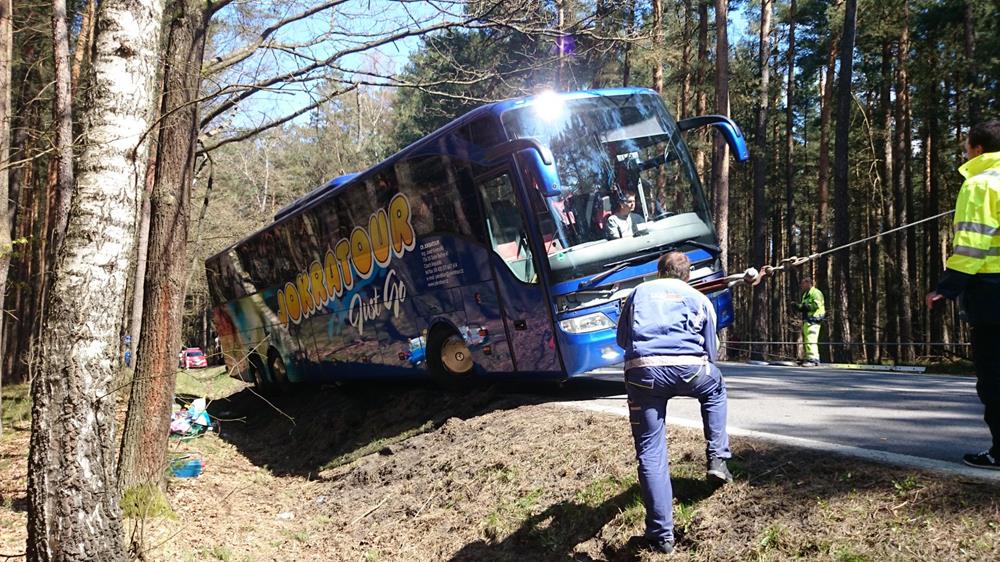 1 Dopravní nehoda autobusu, Dolní Žďár - 20. 4. 2015 (5).JPG
