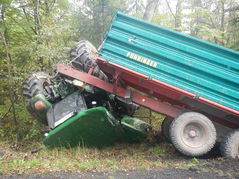1 Dopravní nehoda traktoru, Loučovice - 30. 9. 2014 (1).jpg