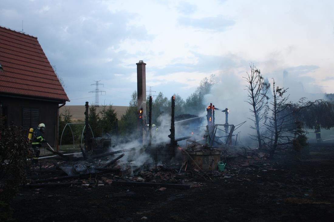 1 Požár chatky, Opatovice - 1. 9. 2015 (3).JPG