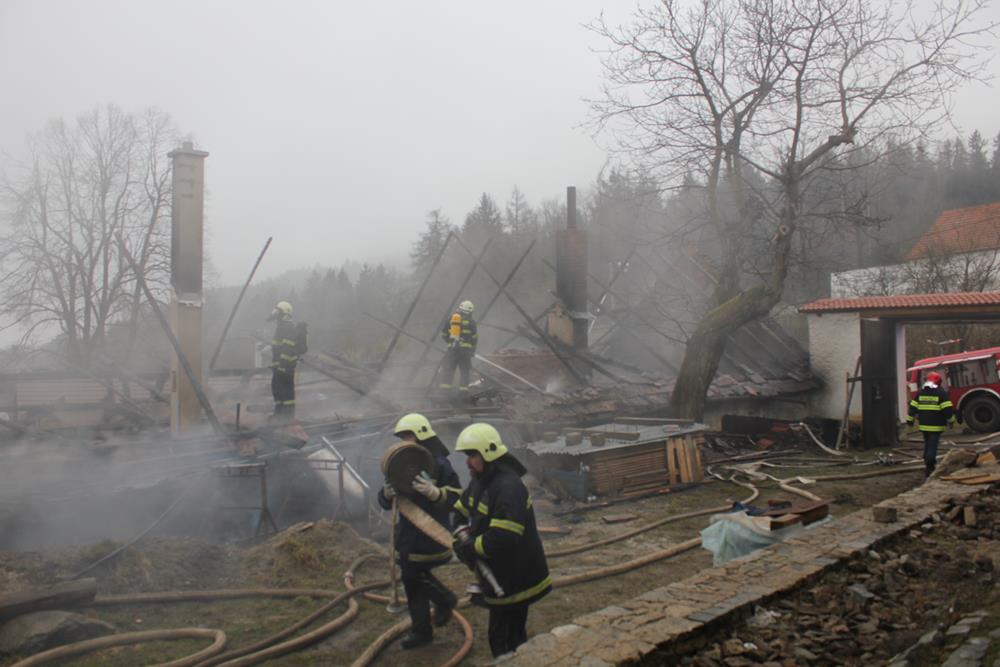 1 Požár domu, Horní Nakvasovice - 22. 3. 2015 (1).jpg