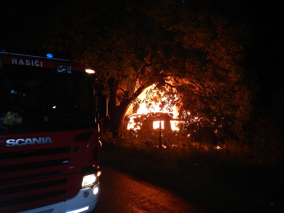 1 Požár karavanu, Hůry - 13. 5. 2015 (1).JPG