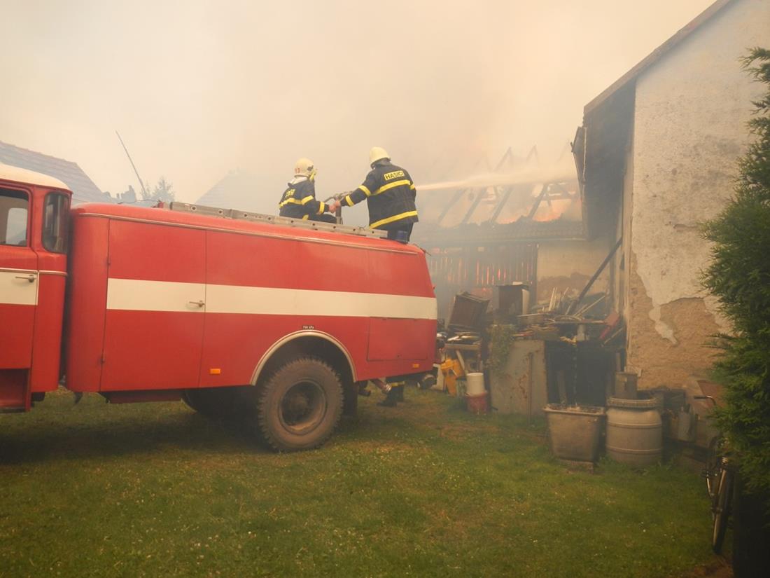 1 Požár stodoly, Kovářov - 5. 7. 2015 (1).JPG