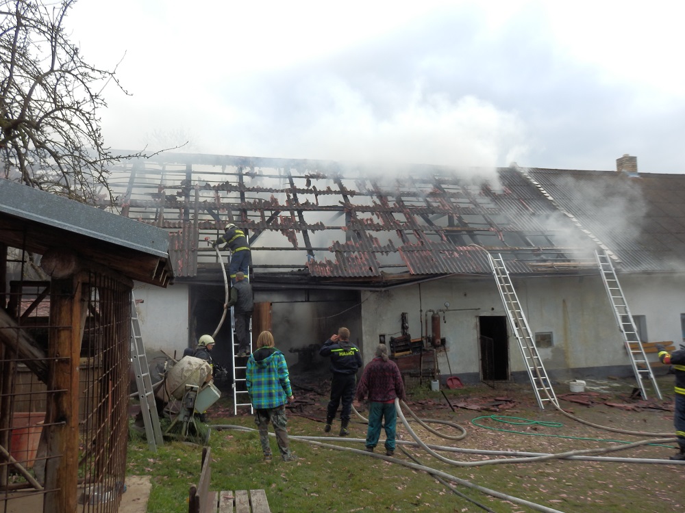 1 Požár stodoly, Políkno - 16. 11. 2014 (2).JPG