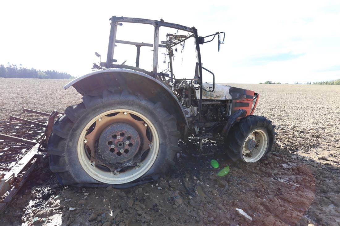 1 Požár traktoru, Chrbonín - 28. 9. 2015 (3).JPG