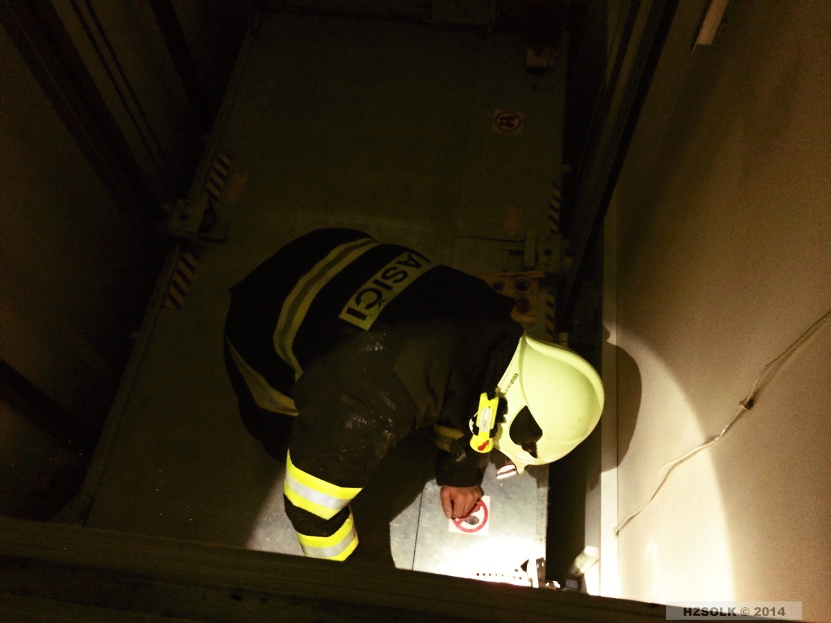 11 23-3-2014 zkrat elektroinstalace strojovna výtahu ZŠ Tomkova Olomouc (8).JPG