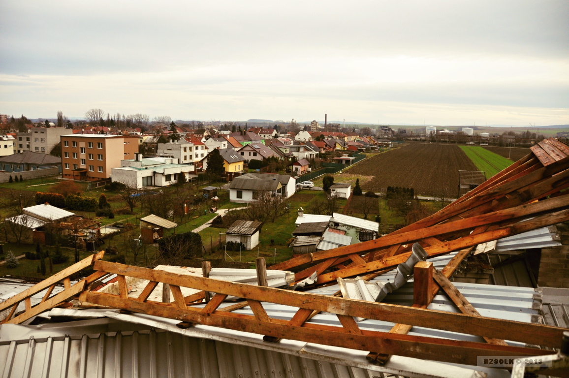 11 26-12-2013 Odstranění uvolněné střechy v Kojetíně - silný vítr (7).JPG
