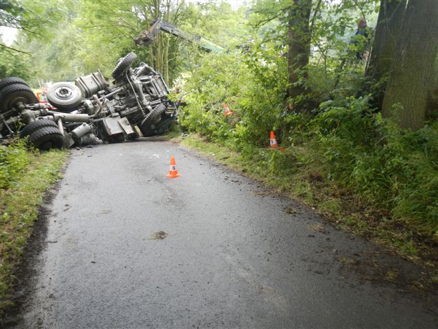 11 Dopravní nehoda OA a NA, Něžovice - 11. 7. 2014 (8).jpg