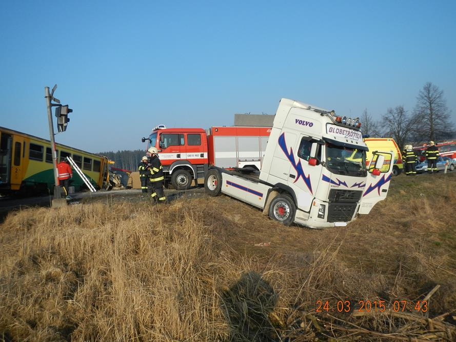 11 Dopravní nehoda kamiónu a vlaku, Obrataň - 24. 3. 2015 (10).jpg