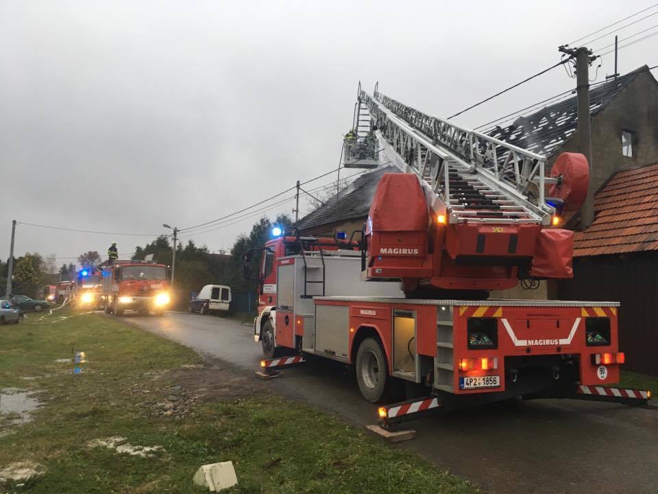 11.11.2016 (RO 14.18) požár autoservisu Příkosice.jpg