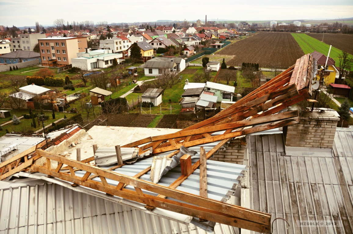 12 26-12-2013 Odstranění uvolněné střechy v Kojetíně - silný vítr (8).JPG