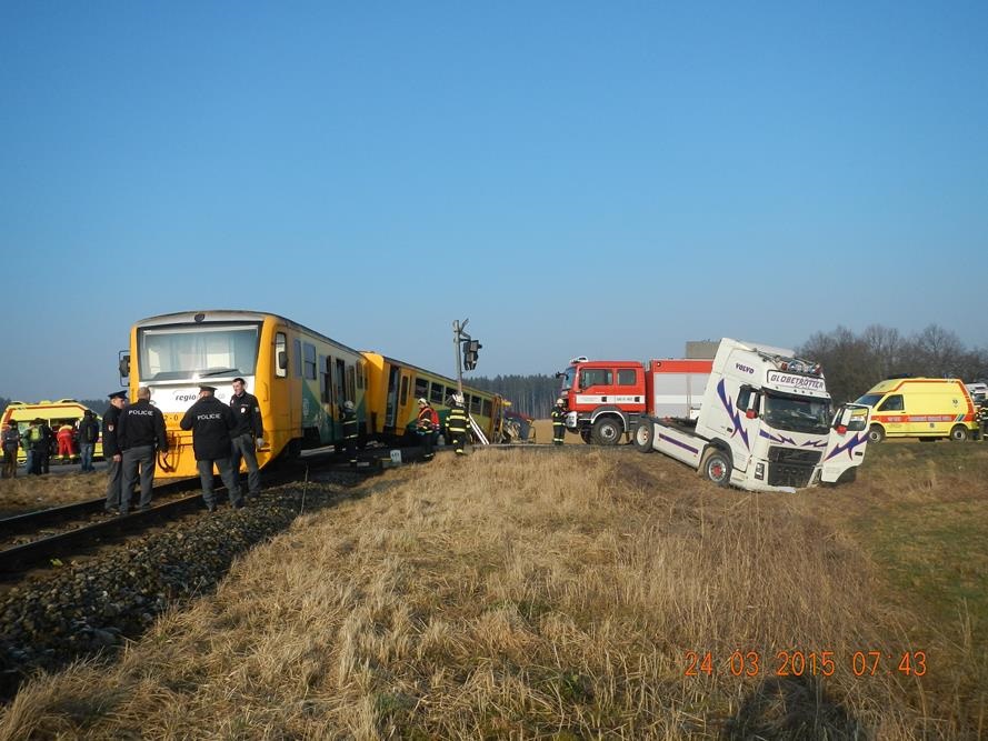 12 Dopravní nehoda kamiónu a vlaku, Obrataň - 24. 3. 2015 (11).jpg
