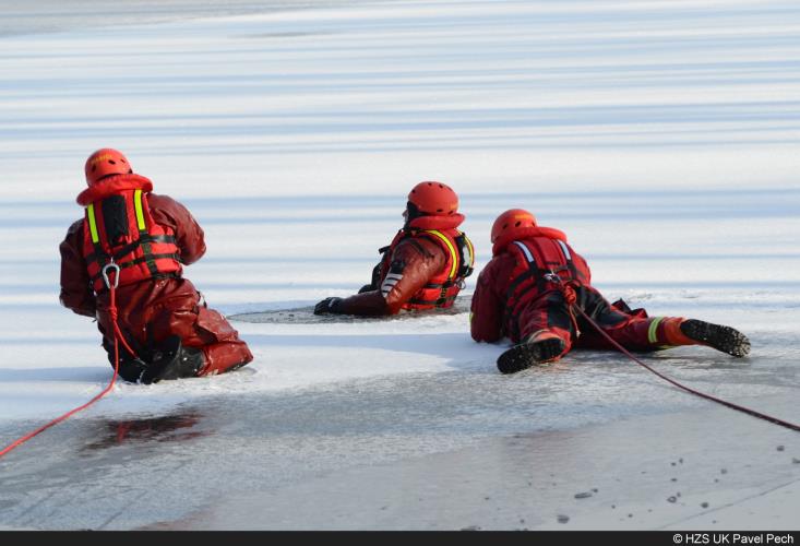 12. Výcvik na ledu pískovna 2015.JPG