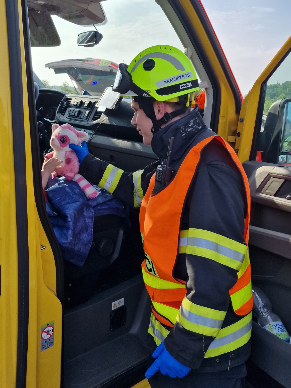 126-Předání plyšové hračky malému nezraněnému dítěti při vážné nehodě na dálnici D8 u Postřižína.jpg