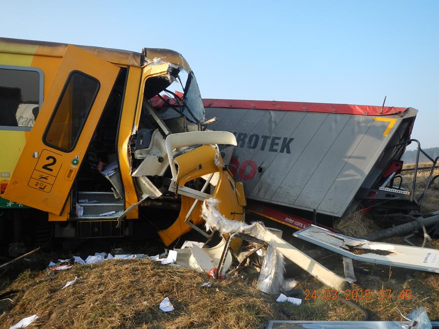 14 Dopravní nehoda kamiónu a vlaku, Obrataň - 24. 3. 2015 (13).jpg