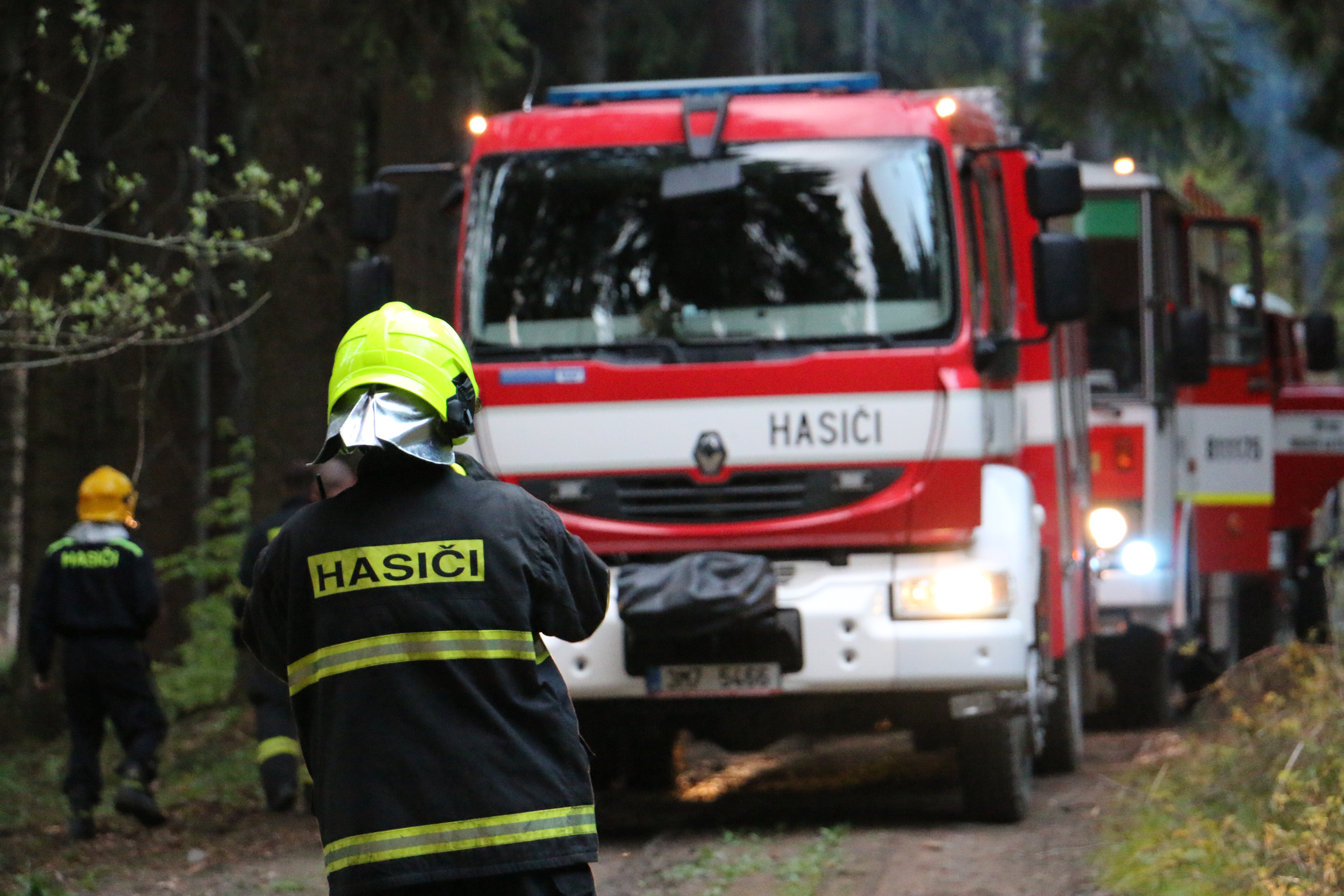 14 P_NB_2-5-2015 Požár chaty Jivová směr Domašov nad Bystřicí (38).JPG