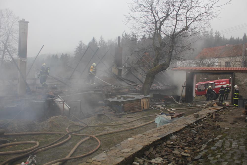14 Požár domu, Horní Nakvasovice - 22. 3. 2015 (14).jpg