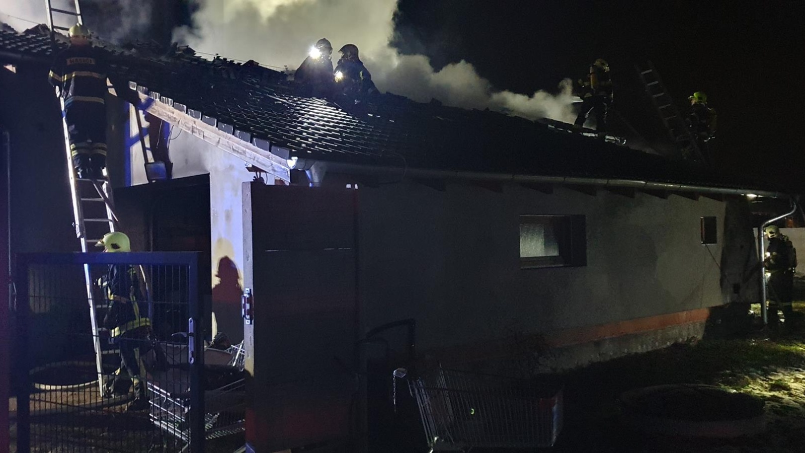 140124-Požár rodinného domu v obci Štíhlice v okrese Praha-východ likvidovaný ve druhém poplachovém stupni.jpg