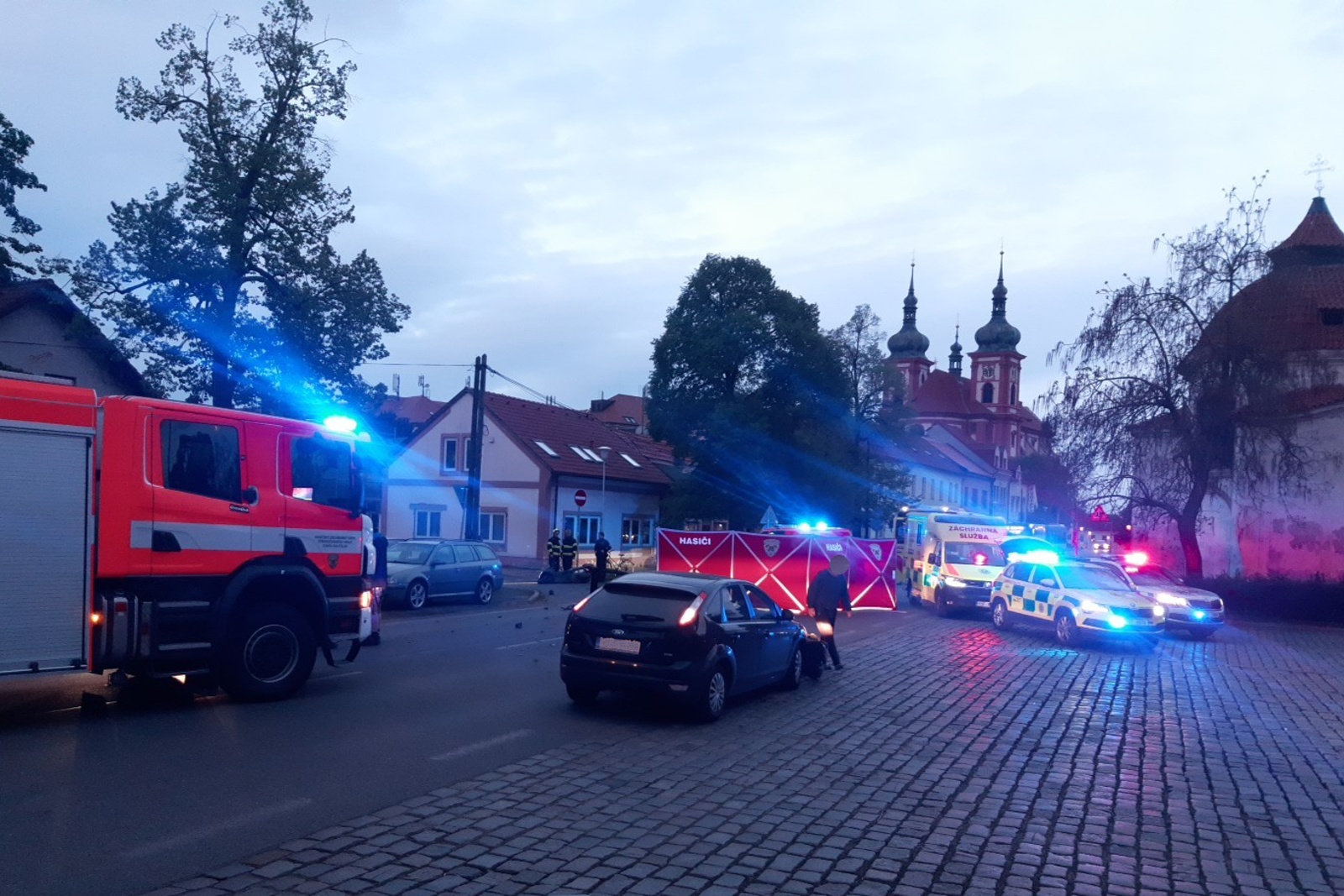 160424-Vážná nehoda osobního vozidla a motocyklisty u autobusového nádraží ve Staré Boleslavi.jpg