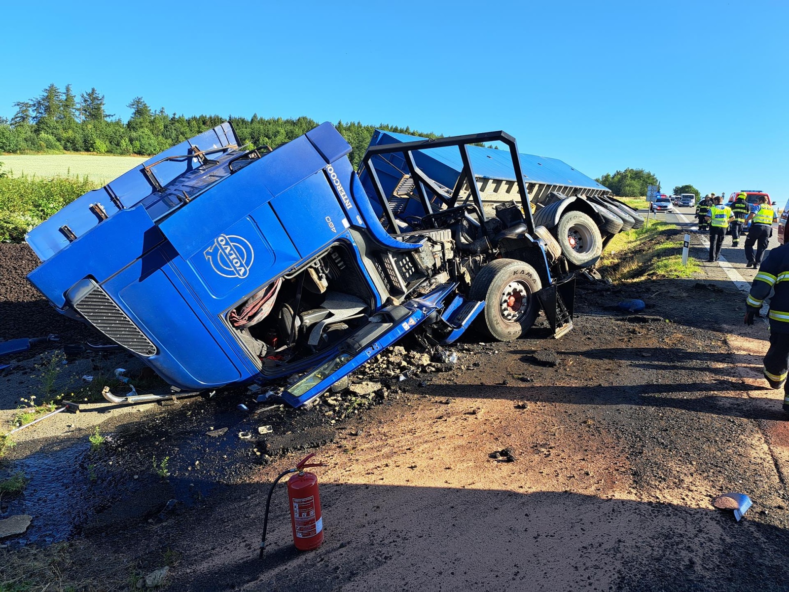 161-Havárie nákladní soupravy s uhlím na silnici č. 3 nedaleko obce Lažany na Benešovsku.jpg