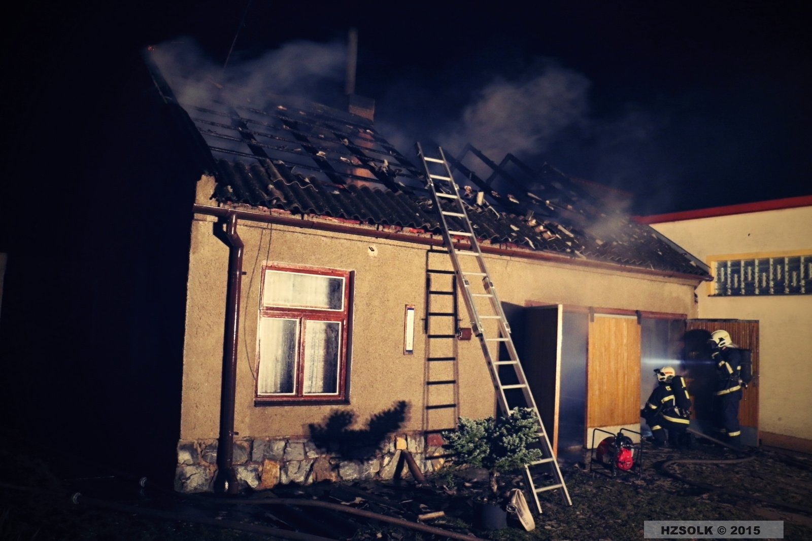 17 P_NB_11-1-2015 Požár budovy a garáží Střížov, Drahanovice (6).JPG