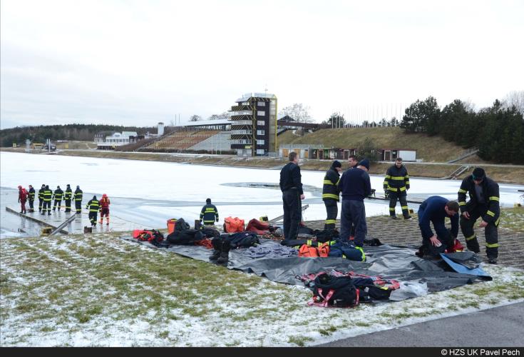 17. Výcvik na ledu Račice veslařský kanál 2015.JPG