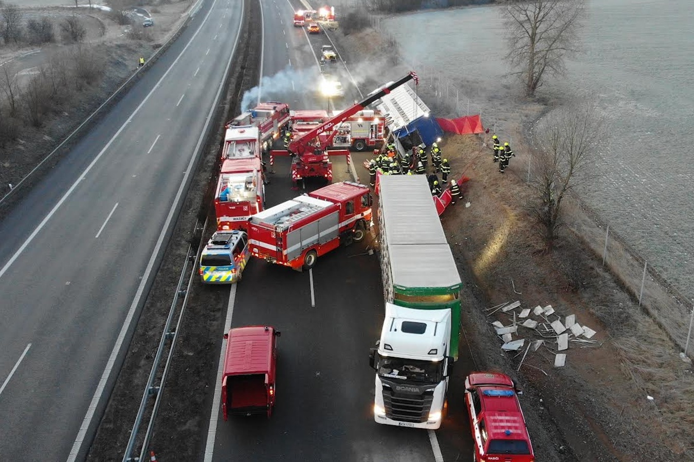 170124-Havárie nákladní soupravy s převáženým skotem na dálnici D8 na kilometru 13,5 ve směru do Prahy.jpg