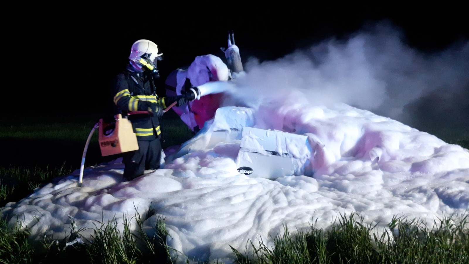 170524-Noční požár osobního automobilu na obchvatu Čáslavi poblíž letiště likvidovaný pomocí pěny.jpg