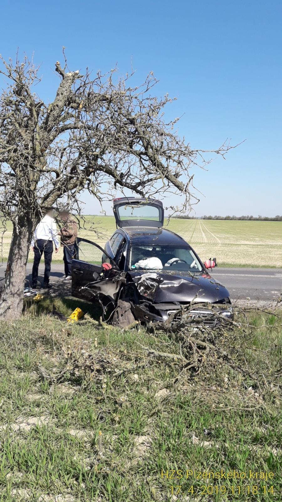 17_4_2019 DN OA s obytným přívěsem do stromu Lochousice (2).jpg