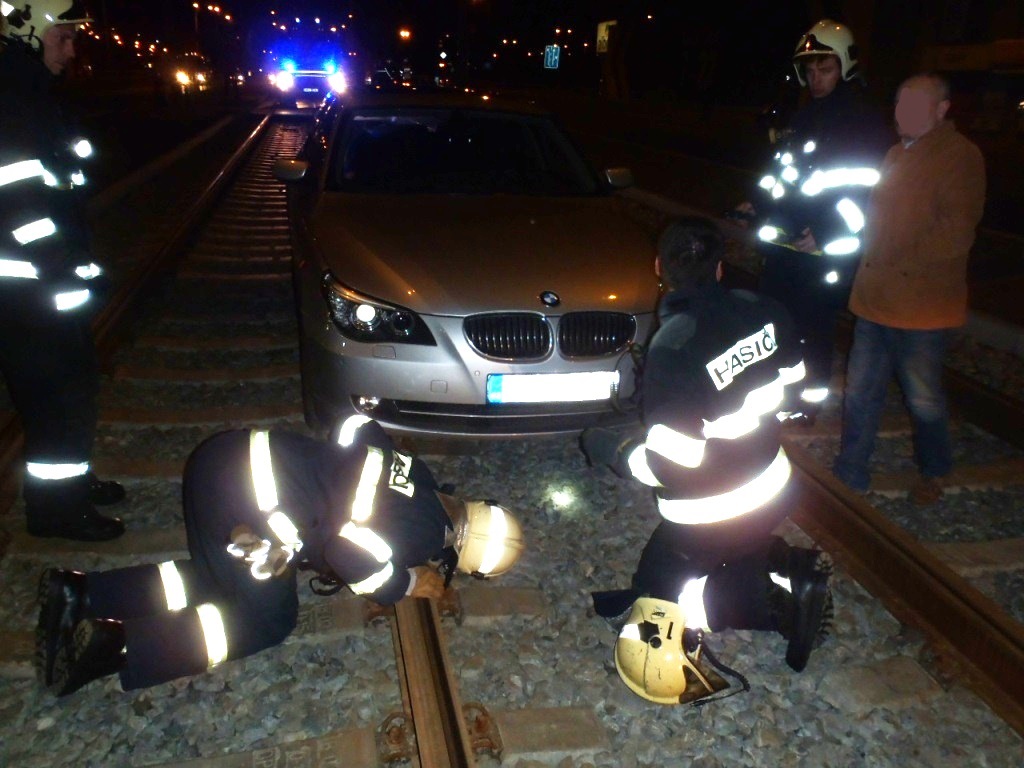 18.2.2017 (PM 18.55) DN OA Plzeň Gerská, OA v kolejišti.JPG