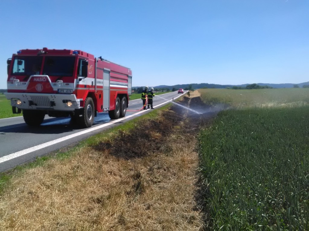 19.6.2017 (KT 12.03) požár trávy Hradešice.jpg